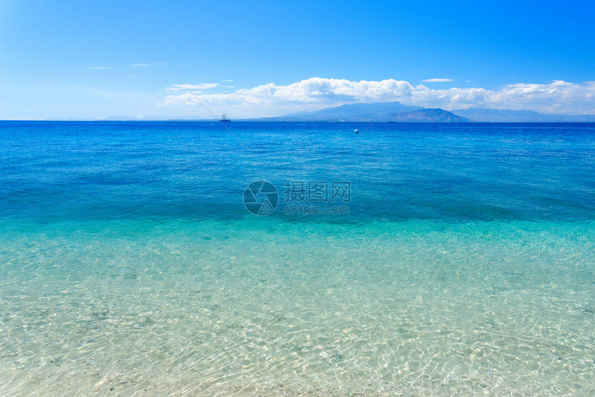 斐济群岛附近的绿松石海水图片