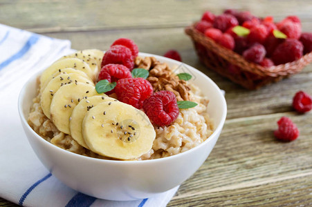 美味健康的燕麦片配香蕉覆盆子坚果健康的早餐健身食品图片