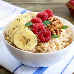 美味健康的燕麦片配香蕉覆盆子坚果健康的早餐健身食品图片