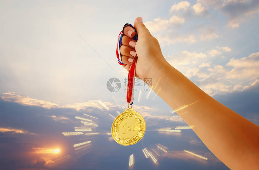 妇女举起手来拿金牌对抗天空奖图片