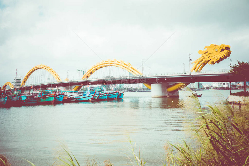 Rong是横跨汉河的现代桥图片