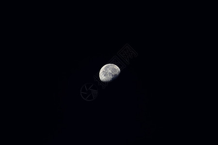 月亮漂浮在夜空中图片