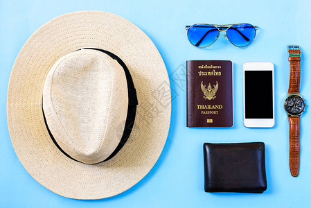 顶视图夏季旅行计划概念与白色帽子蓝色眼镜电话手表泰国护照钱包隔图片