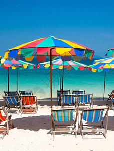 在泰国普吉海滩上富彩多的伞图片