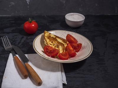 早餐炒鸡蛋和红石榴切成片的早餐图片