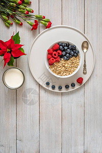 早餐燕麦和蓝莓以及白碗上的草图片