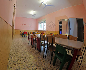 幼儿园的大食堂没有孩子的桌椅图片