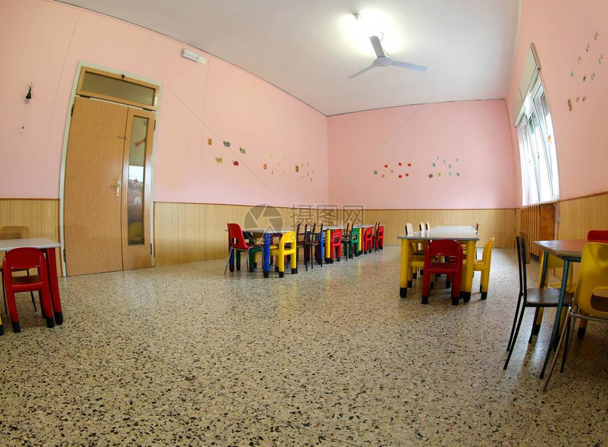 在儿童学校的食堂内有适合孩子的小图片