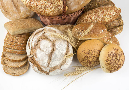 新鲜香喷的面包在桌子上食品概念图片
