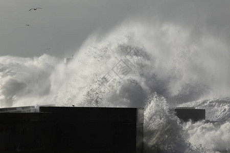 巨浪飞溅斗罗河口北码头和烽火台背景图片
