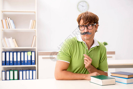 有假胡子读书的学生图片