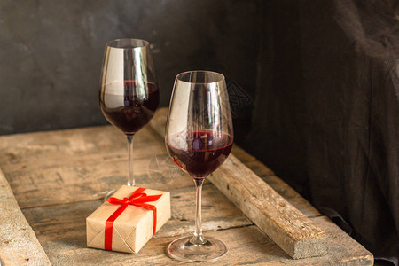 红色葡萄酒红酒木制桌上的透明玻璃礼物顶视图片
