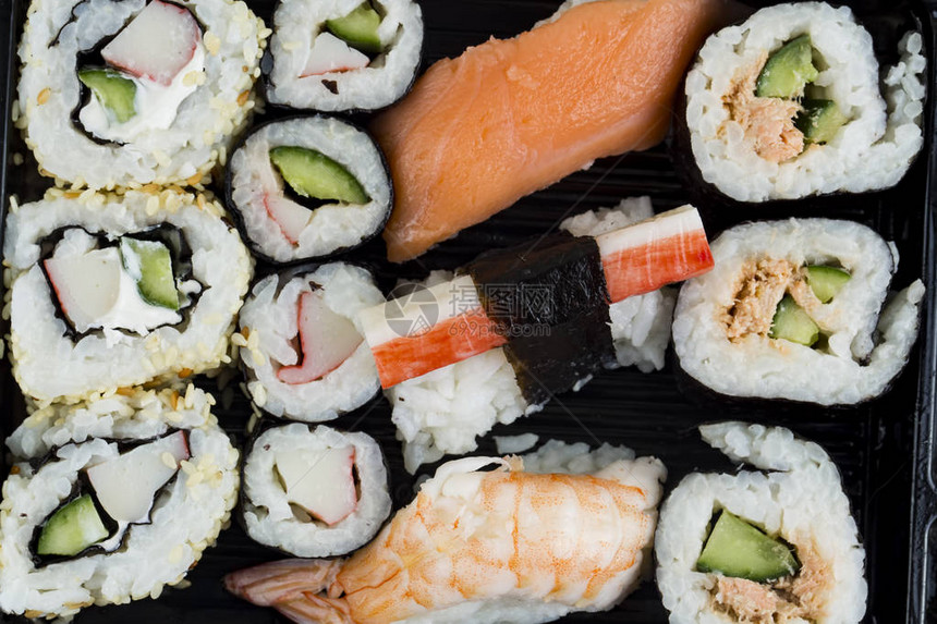 寿司卷着日本食物孤图片