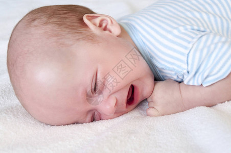 婴儿哭泣把手拉进嘴里因为切牙有选择图片