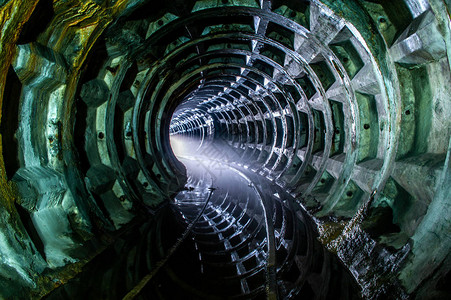 废弃和被淹的地铁隧道图片