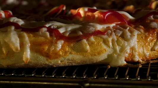 厨师把比萨面包放进烧烤炉里框架披萨在烤箱里用绿图片