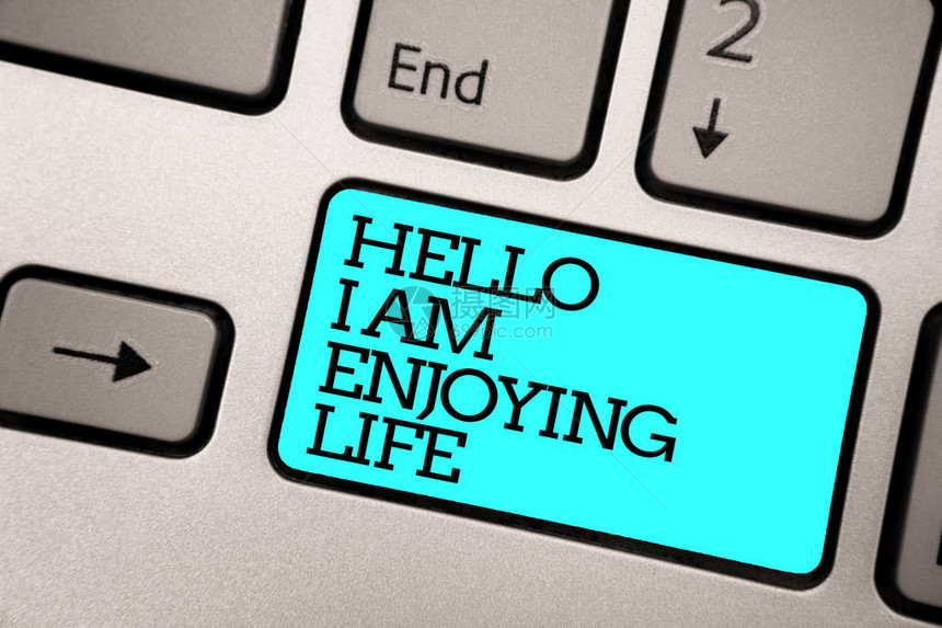 显示你好我正在享受生活的文字符号概念照片快乐轻松的生活方式享受简单的事物银灰色电脑键盘图片
