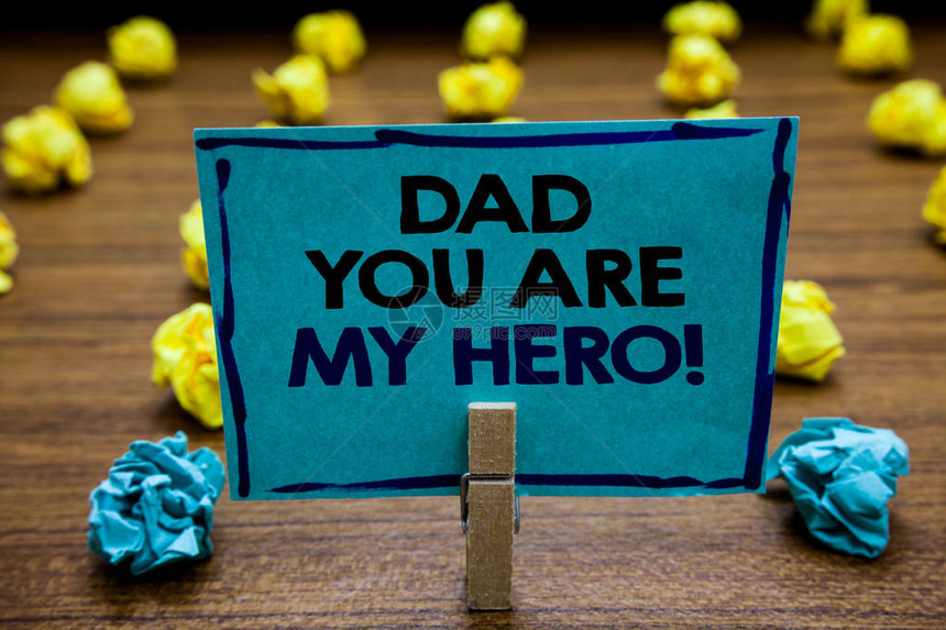 手写文本爸你是我的英雄概念意义钦佩你父亲的爱情感恭维模糊的木甲板黄色和蓝色吊球在地面纸夹图片