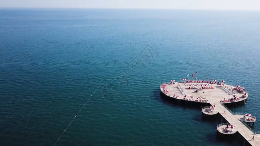 蓝色的大海背景视频马尔代夫岛的空中顶景水上别墅图片