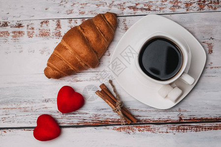 早上一杯咖啡加羊角面包的浪漫早餐情人节或婚礼贺卡图片