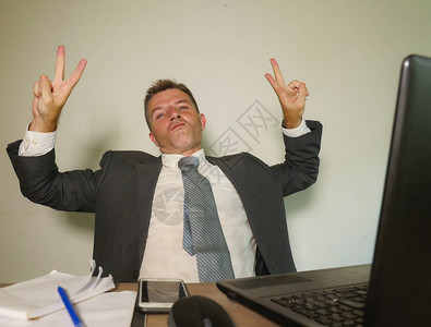 年轻快乐和有吸引力的商人在办公室电脑桌工作图片