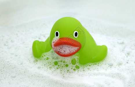 浴缸里的绿鸭子图片