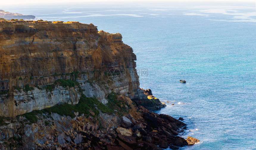 海岸或海洋沿岸有悬崖和自然的图片