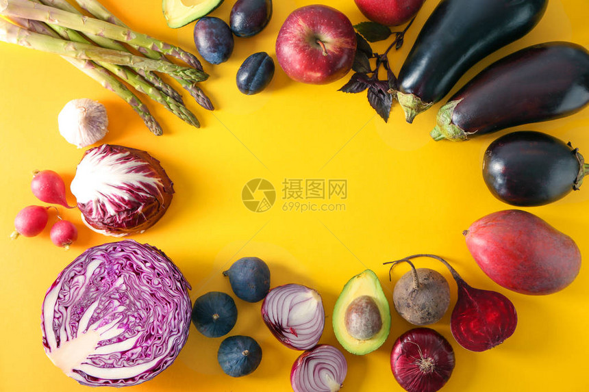 由各种新鲜蔬菜和水果以彩色背景组图片
