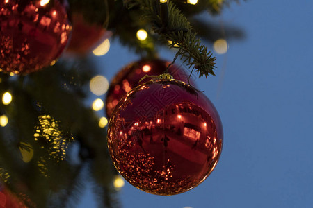 街道圣诞树装饰品和灯红色圣诞球背景图片