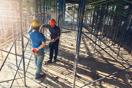 建筑理念工程师和建筑师在有蓝图的图片