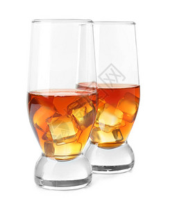 白色背景上加冰的威士忌酒杯图片