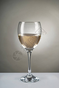杯在灰色背景的白葡萄酒图片