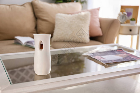 室内玻璃桌上的自动空气清新剂图片