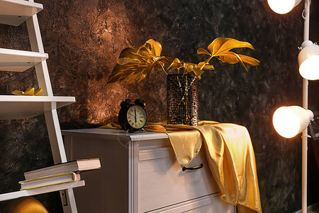 房间内部时尚的金色装饰图片