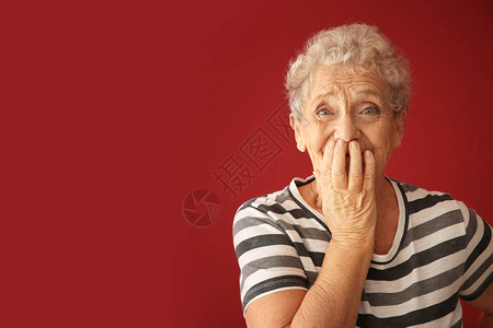 在肤色背景错误后老年妇女的肖图片