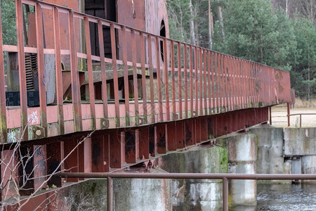 河上旧的红金属桥生锈图片