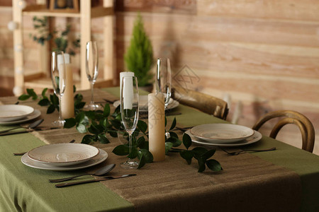 圣诞晚餐的节日餐桌布置图片