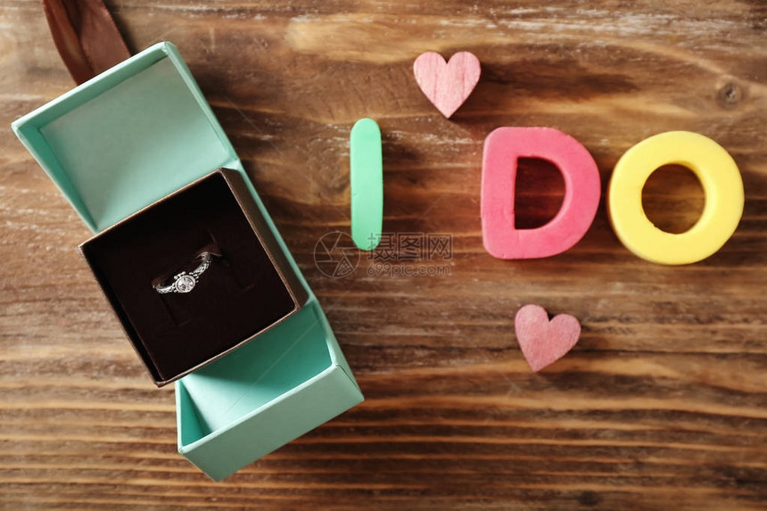 装有订婚戒指和刻字的盒子图片