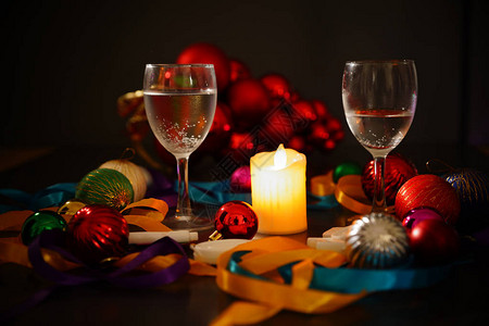 香槟杯和圣诞装饰品在背景中图片
