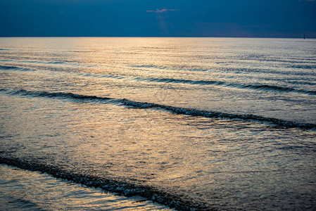 平海中清水面的蓝色平静日落图片