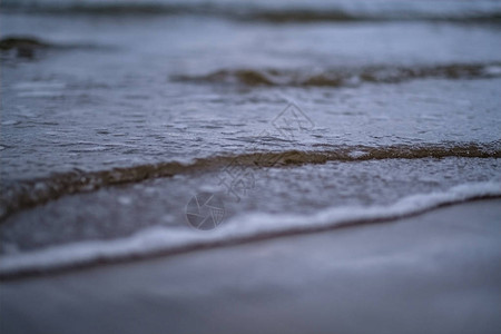 海上的暴风云清洁白沙滩上的小波浪图片