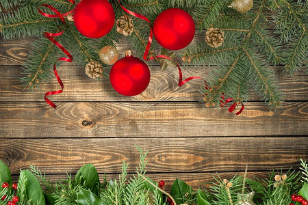 圣诞背景带冷杉树枝和红球的花环图片