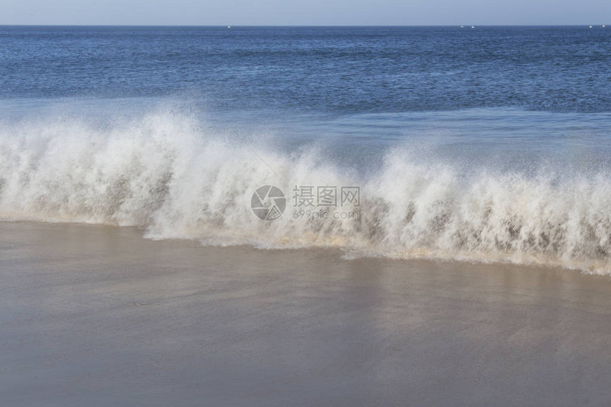 沙滩上的海浪风景图片