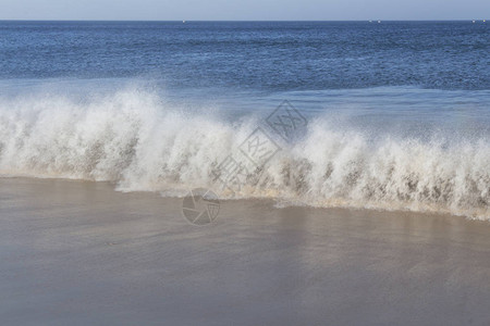 沙滩上的海浪风景图片