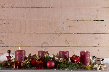 用红蜡烛关闭圣诞装饰品背景图片