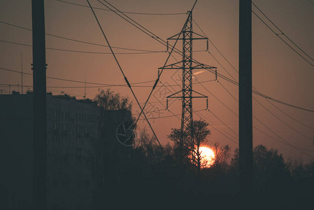 电力缆和建筑物后面的日落景观图片