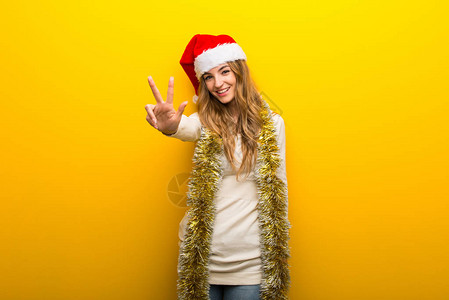 女孩庆祝圣诞节日在黄色下欢喜快乐图片