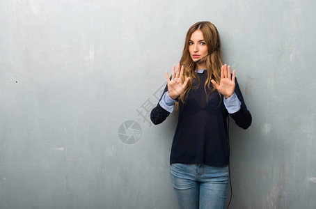 用双手做停止手势的电话推销员女人图片