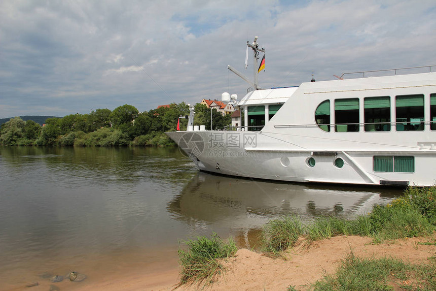 河流观光船德国陶伯河上的白船图片