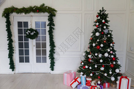 配有灯光礼品的Garland圣诞树装饰品图片